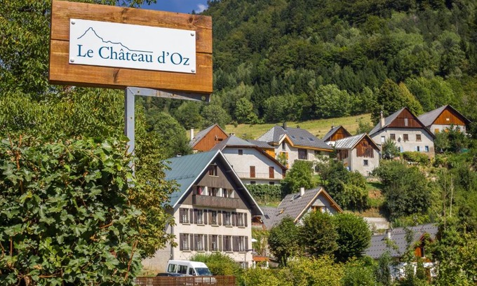 Oz-en-Oisans Bed & Breakfast | Pet-Friendly Retreat at Le Chateau d'Oz - Rated 9/10!