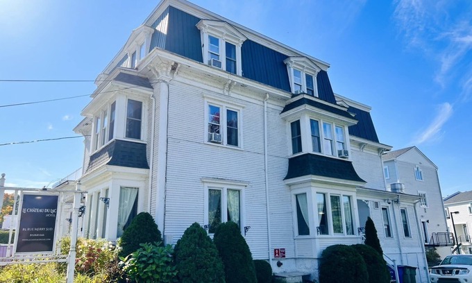 Magog Hotel | Elegant Le Chateau du Lac: Family-Friendly with Breakfast