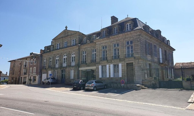 Chateauponsac House | Discover Le Chateau: 4-Star Spa Retreat for Families