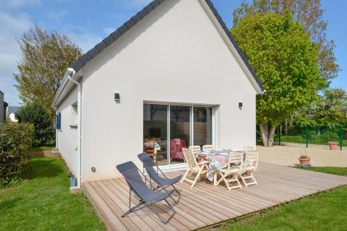 Bernieres-sur-Mer House | Family-Friendly Escape at Le Chemin de la Mer, Steps from Beach