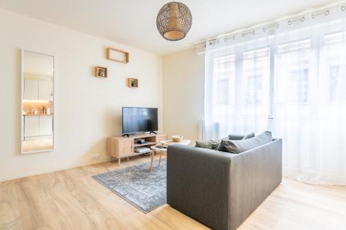 Douai Apartment | Discover Le Chic: Family & Pet-Friendly Near Place d'Armes