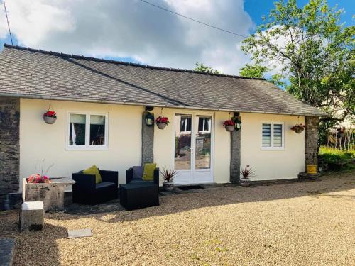 Huelgoat Apartment | Discover Le Cloître: Family-Friendly Stay with 9.6 Rating