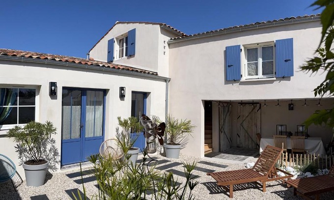 Saint Rogatien House | Guest Rated: 9.8 at Le Clos de Flo 17 - Family Friendly Stay