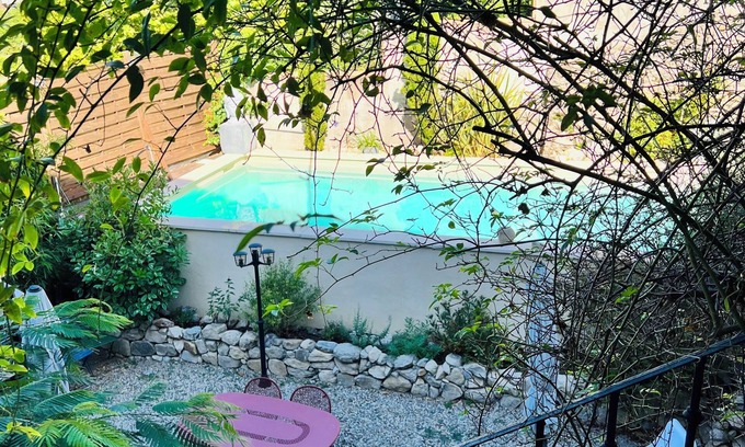 Ribaute-les-Tavernes Bed & Breakfast | Experience Comfort at Le Clos des 2J with Private Pool