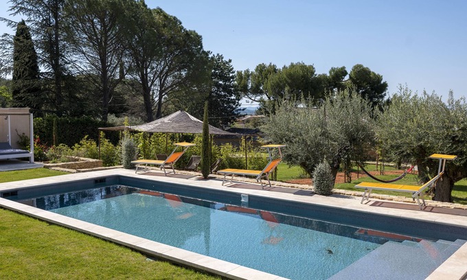 Beaumes-de-Venise Villa | Discover Le Clos de l'Olivier: Poolside Spa Retreat