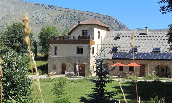 La Roche-des-Arnauds Bed & Breakfast | Unwind at Le Clos de Lumière with Oceanfront Hot Tub