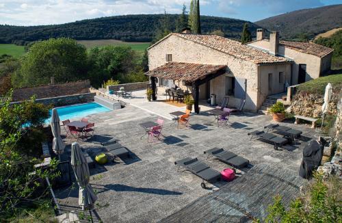 Simiane-la-Rotonde Bed & Breakfast | Exceptional Le Clos des Amandiers with Oceanfront Pool