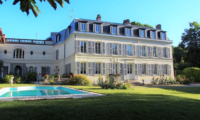 Asnieres-sur-Oise Bed & Breakfast | Experience Le Clos des Fées: Top-Rated Spa & Pool Getaway