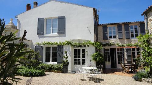 Nuaille d'Aunis Bed & Breakfast | Exceptional Le Clos des Treilles: Family-Friendly Retreat