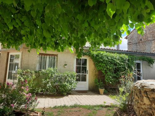 Saint-Martin-la-Pallu Bed & Breakfast | Elegant Le Clos du Coteau: Pool, Restaurant & Family Fun