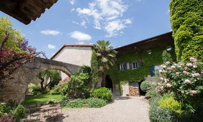 Chaussan Bed & Breakfast | Delightful Stay at Le Clos Du Perret with Breakfast Included