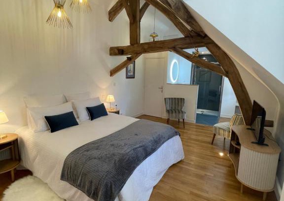 Clery-Saint-Andre Bed & Breakfast | Guest Favorite: Le Clos du Q’hâtre with Relaxing Hot Tub