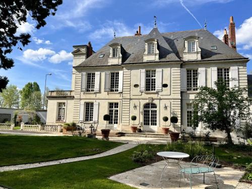 Montlouis-sur-Loire Bed & Breakfast | Discover Le Clos du Roc: 4-Star Stay with Hot Tub & Pets