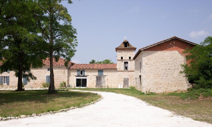 Saint-Jean-de-Thurac Bed & Breakfast | Charming Retreat at Le Clos Saint-Jean with Pool Access