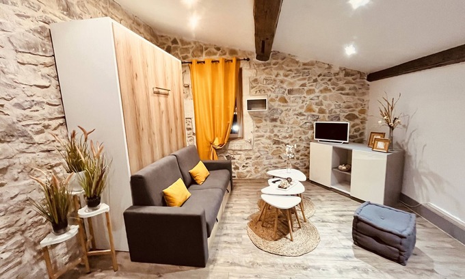 Faubourg Apartment | Cozy Le Cocon Studio: Family-Friendly with Kitchen Amenities