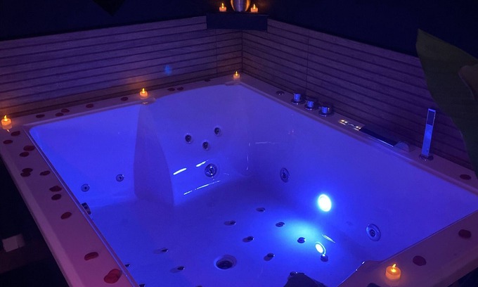 Port-sur-Saone Apartment | Relax in Le Cocon Doré Love Room with Balnéothérapie