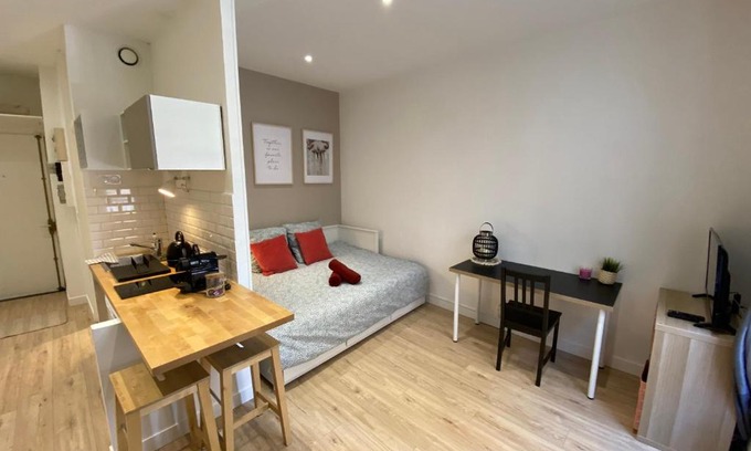 Quartier Hyper-Centre Apartment | Prime Location Studio in Hyper-Centre Grenoble, Rated 9.4