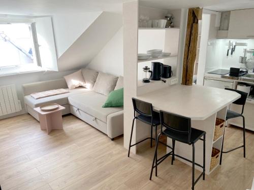 Quartier de la Place-Vendome Apartment | Elegant Retreat: Le cocon perché near Opéra & Tuileries