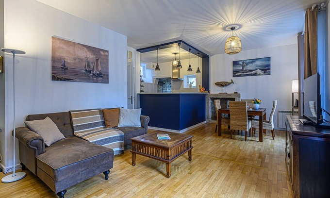 Auray Apartment | Explore Le Coeur d'Auray: Cozy Apartment with Parking