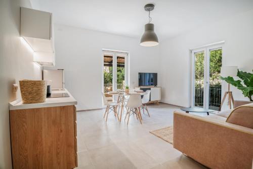 Meta Cabin | Discover Le Coralline: Family-Friendly with Breakfast Included