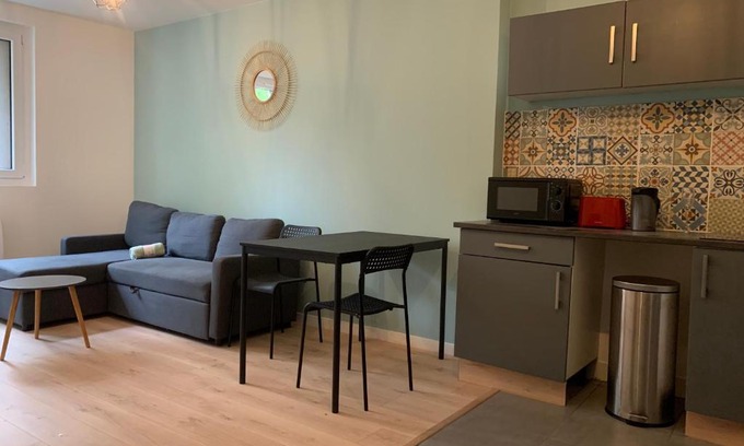 Reims Apartment | Cozy Stay at Le Cosy Jean Jaurès - Pet and Child Friendly