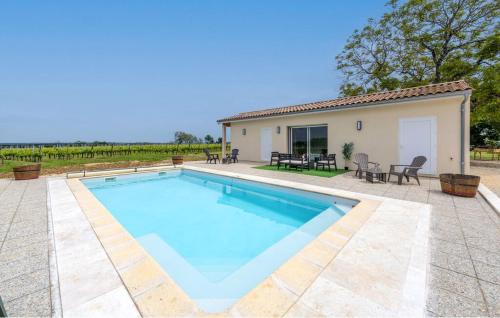 Belves-de-Castillon Bed & Breakfast | Discover Comfort at Le Coteau Des Sens with Pool & Hot Tub