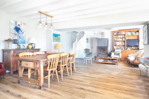 Portbail House | Cozy Cottage des Pêcheurs: Perfect for Families & Pets