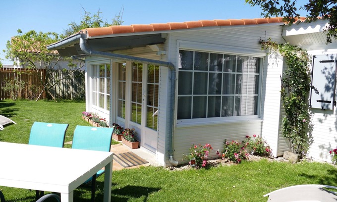 Saint-Palais-sur-Mer House | Le Cottage: Pet-Friendly Retreat Near the Beach