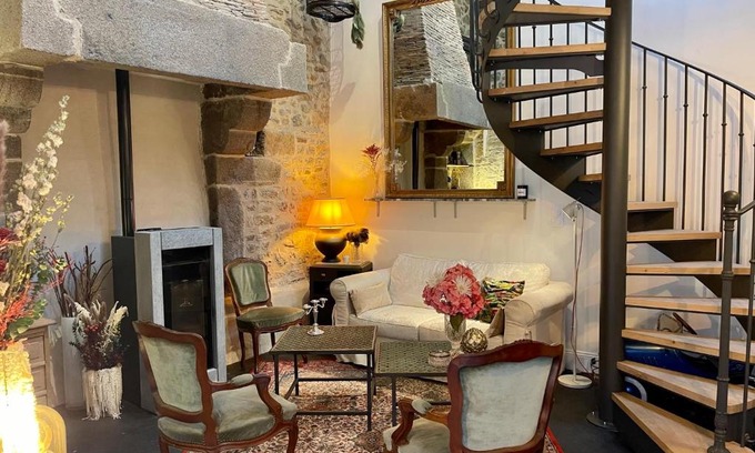 Combourg House | Cozy Courtyard Gîte at the Foot of the Château: Rated 9.3