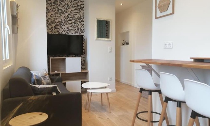 Hauteville-sur-Mer Apartment | Cozy Le Courlis: Steps from the Beach with Ocean Views