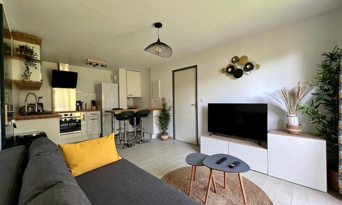Toulouse North Apartment | Le Cozen: Family-Friendly Stay with Garden & Parking