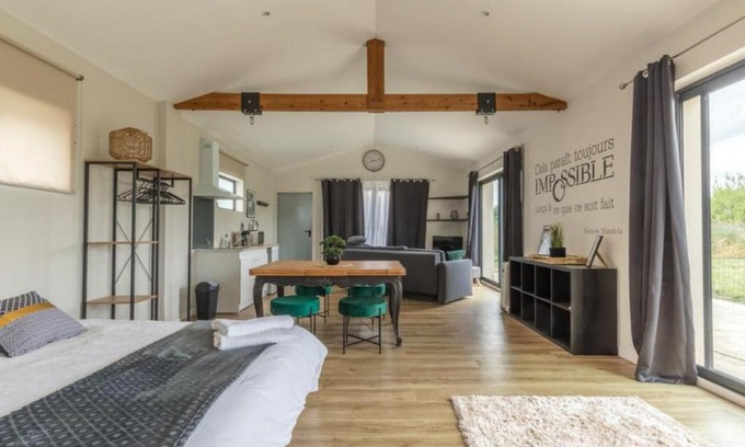 Ondes Apartment | Modern Studio at Le Crespys with Pool Near Toulouse