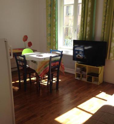 La Croix Rousse Apartment | Pet-Friendly Stay at Le Croix Rousse Jacquard Hotel