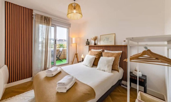 Quai de la Fosse Apartment | Le Dobrée - Centre: Comfort for Families in the Heart of City