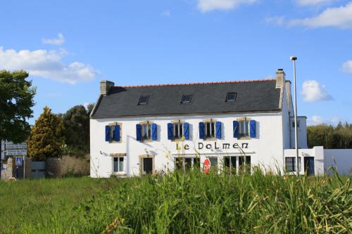 Primelin Bed & Breakfast | Pet-Friendly Le Dolmen: Breakfast and Family Amenities