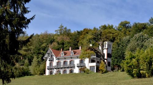 Balbins House | Elegant Stay at Le Domaine de Dony - 4-Star Oceanfront Escape