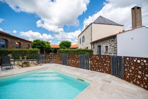 Bouffere Bed & Breakfast | Inviting Le DOMAINE DES ECOLIERS B&B with Oceanfront Views