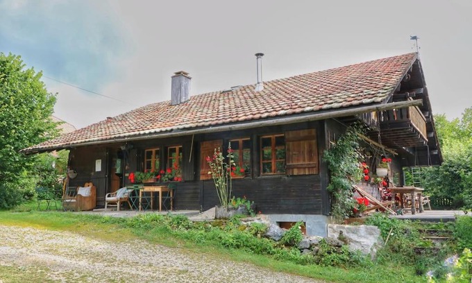 Oye-et-Pallet Ski Chalet | Explore Le Doubs Chalet: Family-Friendly Retreat Awaits