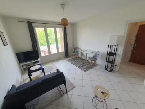 Jouvence Apartment | Cozy Le Drapeau: Ideal Balcony Apartment for 2 Guests