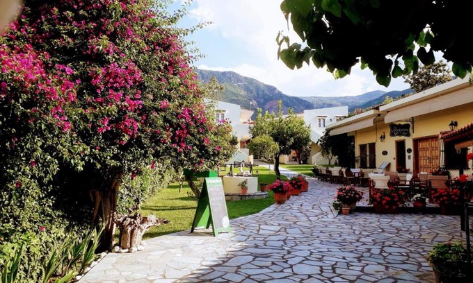 Spilia Apartment | Discover Le Due Sorelle: Oceanfront Family Retreat