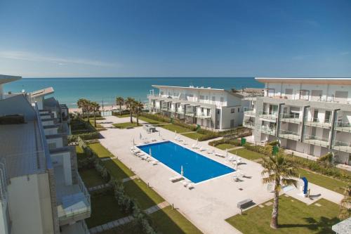 Silvi Marina Apartment | Charming Le Dune: Family-Friendly with Pool & Ocean Views