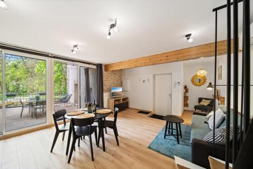 Savigny-les-Beaune House | Oceanfront Retreat: LE DUPLEX with Family-Friendly Perks