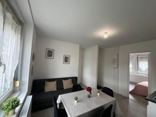 Chateau Apartment | Cozy Le Flowers Cottage: Perfect for Families and Pets