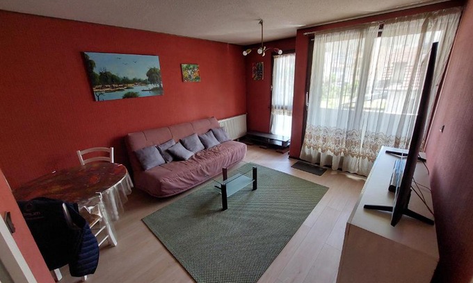 Dufau-Tourasse Apartment | Family-Friendly T2 Apartment with Convenient Parking