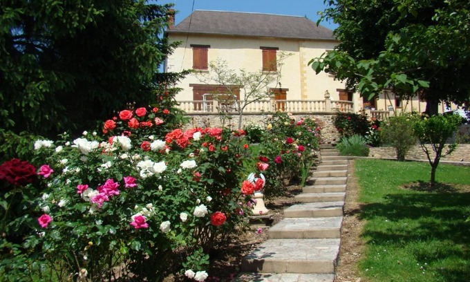 Terrasson-la-Villedieu Bed & Breakfast | Discover Le Fournil: Poolside Retreat with 8/10 Rating