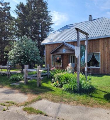 Saint-David-de-Falardeau Bed & Breakfast | Ocean View Stay at Le Gîte Du Gardien Blanc - Family Friendly