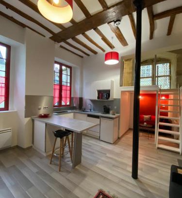 Sens Apartment | Discover Le Gîte de Lancelot with Hot Tub in City Center