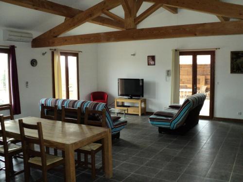 Theziers House | Explore Le Gîte du Clos Boisé: Oceanfront Retreat for All
