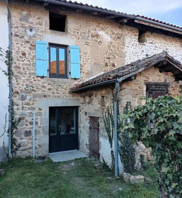 Brigueuil House | Pet-Friendly Getaway at Le Gîte du Puits - Family Friendly