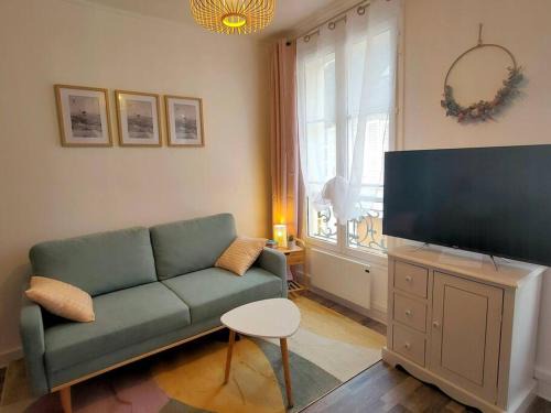 Provins Apartment | Guest Rated Getaway: Le gîte entre val et rose Awaits
